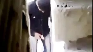 Sofia su banchetta con il cazzo e mamme figlie troie geme dall'orgasmo.