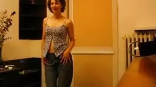 Ragazza mamme troe russa si masturba con le dita.