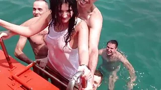 Bionda video mamme troie succhia il cazzo, perdendo la discussione.