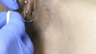 Un mamme casalinghe porche uomo brandisce un cazzo nel culo di una ragazza.