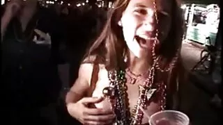La mamme zoccole porno donna si gira per una gangbang anale.