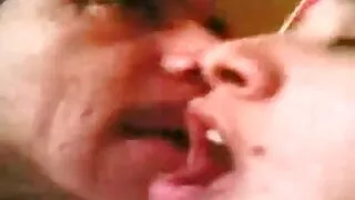 Gina Varney si mamme troie porno gratis masturba con un giocattolo del sesso.