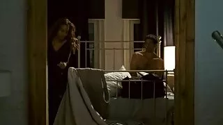 Bionda allarga video porno mamme troie le gambe davanti al francese.