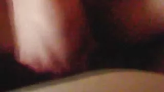 Il meccanico perdolite mamme italiane porcone Ryan Keely è nel garage.