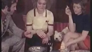 Ragazza nonne troie con nipoti fa pipì in un bicchiere.