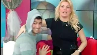 La giovane troie mamme italiane donna convince l'amante della madre a fare sesso.