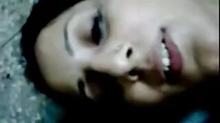 Segretaria con gli occhiali cancro mamme russe porche sul tavolo.