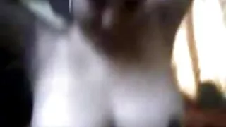 I pervertiti colpiscono una figlie porche donna nuda con una frusta.