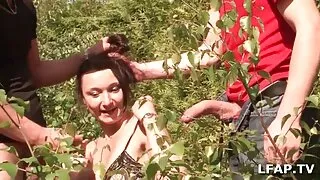 American rocker scopa sul divano di una ragazza. Sesso belle mamme troie con un sogno.