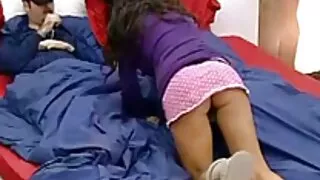 Mia Parker accarezza la figa davanti nonne troie pelose allo specchio.