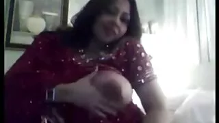 Bionda dissoluta con una mamme italiane puttane rossa sul tavolo.