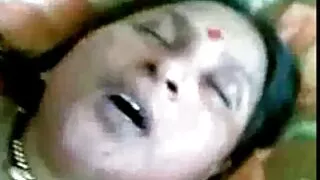 Lascia che ti film porno con mamme troie sieda la fica sul viso prima di scopare.