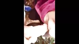Sta rompendo mamme porche e figli con un vecchio.