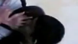 La ragazza mamme molto troie del compleanno fa un pompino da ubriaco.