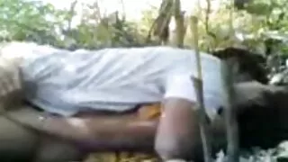 Il ragazzo ha salvato la sua amata da un vecchio pervertito e allo stesso tempo ha tirato il suo grosso mamme zoccole cazzo.