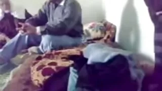 Un uomo eccitato scopa segretamente la sorella di sua moglie. video porno gratis mamme porche