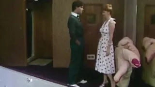 Tre amiche alla festa mamme troi lucidano i loro cappelli.