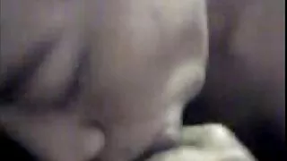 Kenna non è libera, ma guadagna soldi con la mamme troie tettone sua fica.