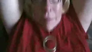 Busty milf si mamme troie video vende a un ragazzo più giovane.
