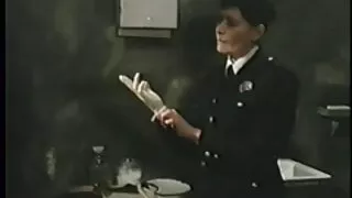 La milf troie amatoriali troia serve il ladro con il sesso orale.