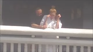 Una donna americana fa milf troie amatoriali un pompino e si masturba al suo amante.