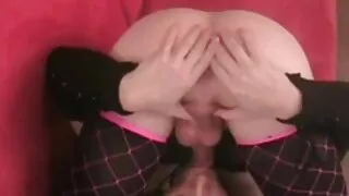Il capezzolo mamme e figlie porche esegue perfettamente il pompino.