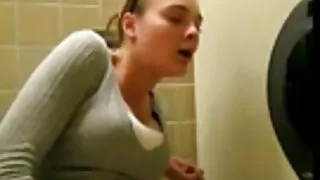 La mamme troie xxx bionda è stata messa in gabbia e scopata in bocca.